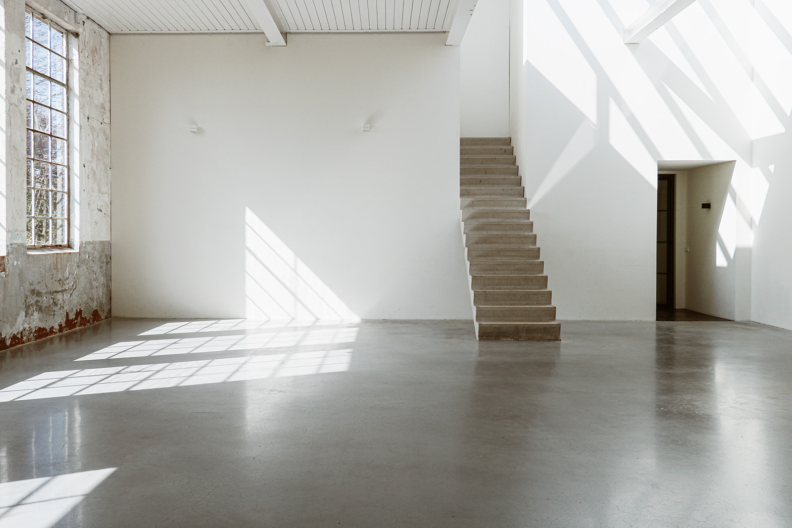 Studio 1 daglichtstudio - overzicht met betonnen trap en oorspronkelijke muur