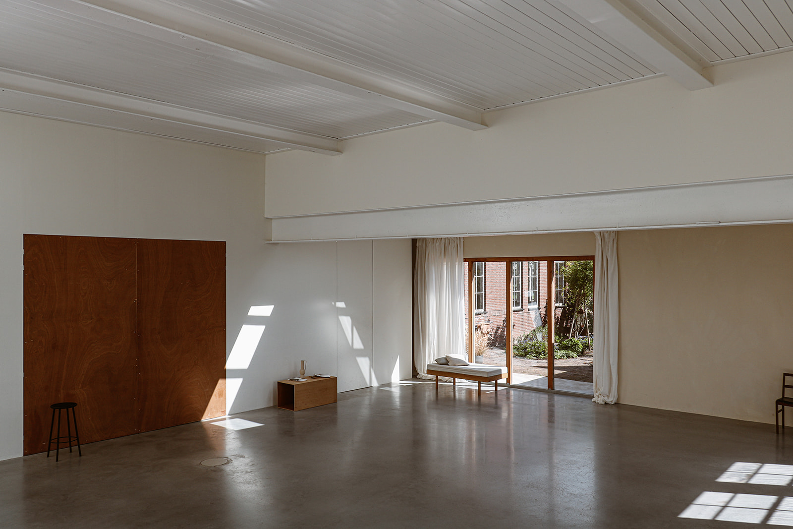 Studio 1 daglichtstudio - ruimte met daybed en doorkijk naar de fabriek